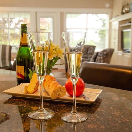 Crown Mansion Boutique Hotel & Villas Qualicum Beach Exteriör bild
