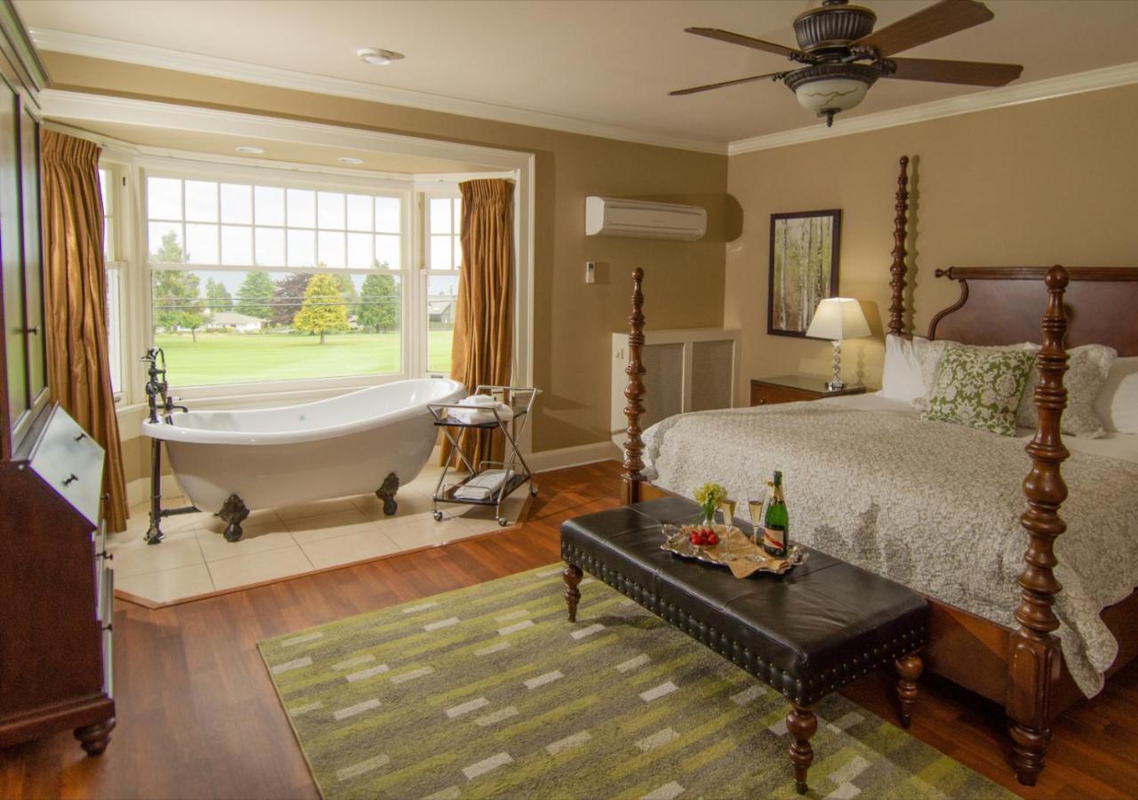Crown Mansion Boutique Hotel & Villas Qualicum Beach Exteriör bild