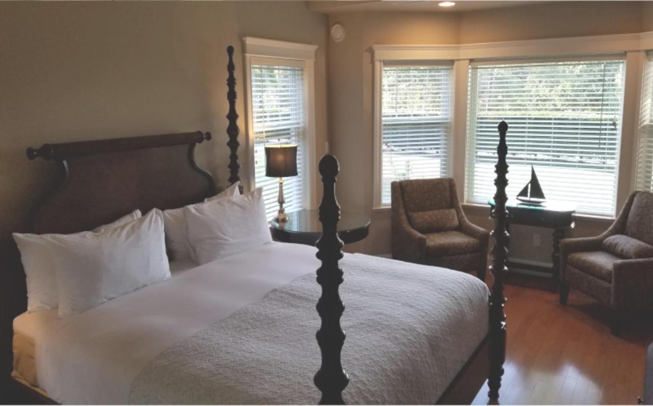 Crown Mansion Boutique Hotel & Villas Qualicum Beach Exteriör bild