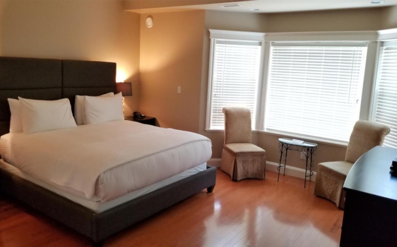Crown Mansion Boutique Hotel & Villas Qualicum Beach Exteriör bild