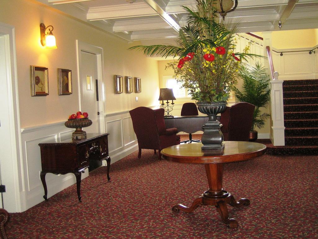 Crown Mansion Boutique Hotel & Villas Qualicum Beach Exteriör bild