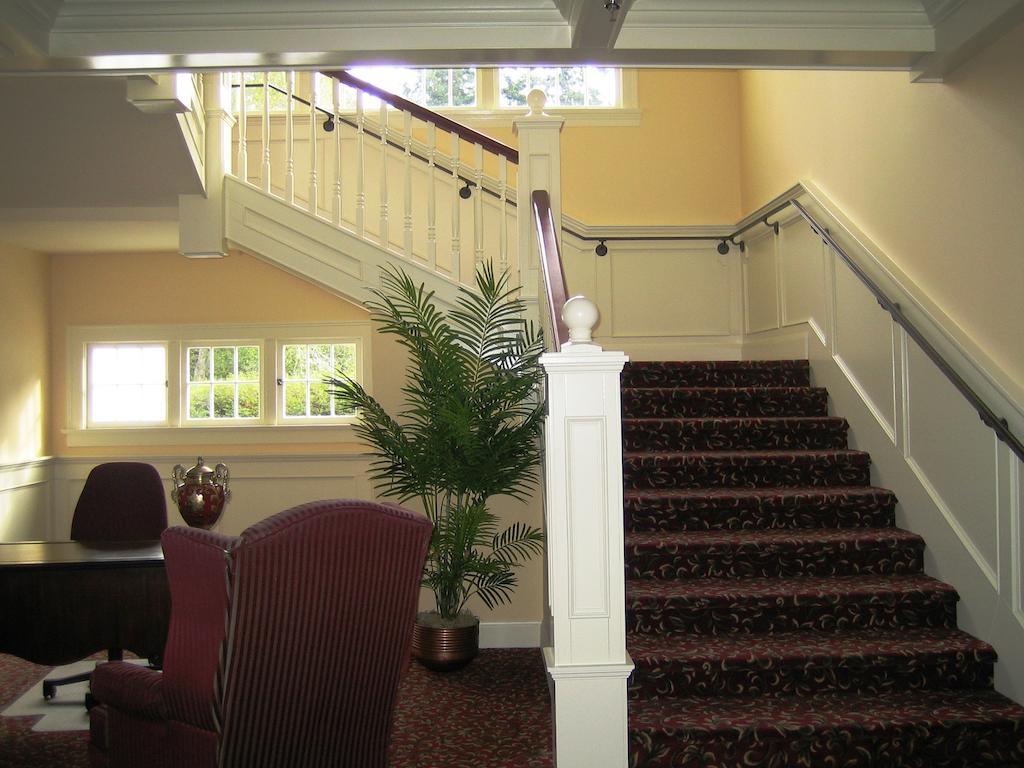 Crown Mansion Boutique Hotel & Villas Qualicum Beach Exteriör bild