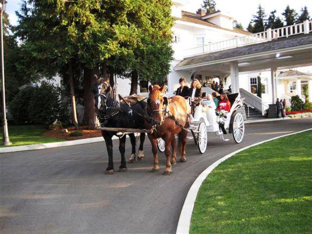 Crown Mansion Boutique Hotel & Villas Qualicum Beach Exteriör bild