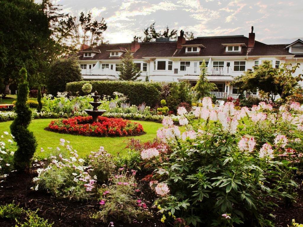Crown Mansion Boutique Hotel & Villas Qualicum Beach Exteriör bild