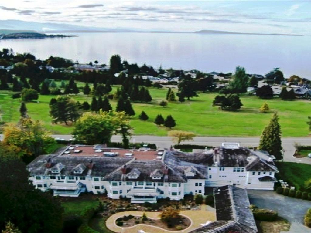 Crown Mansion Boutique Hotel & Villas Qualicum Beach Exteriör bild
