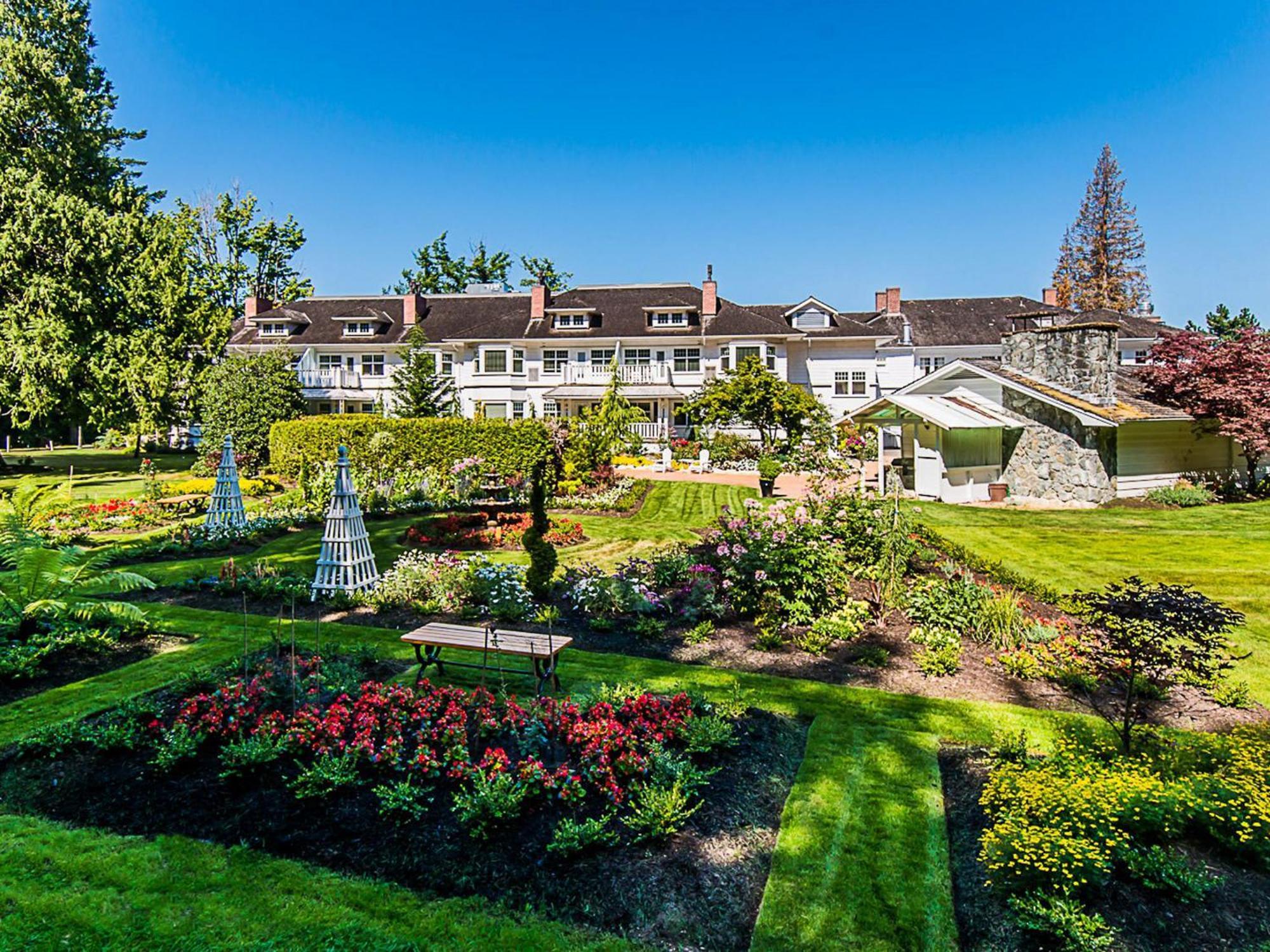 Crown Mansion Boutique Hotel & Villas Qualicum Beach Exteriör bild
