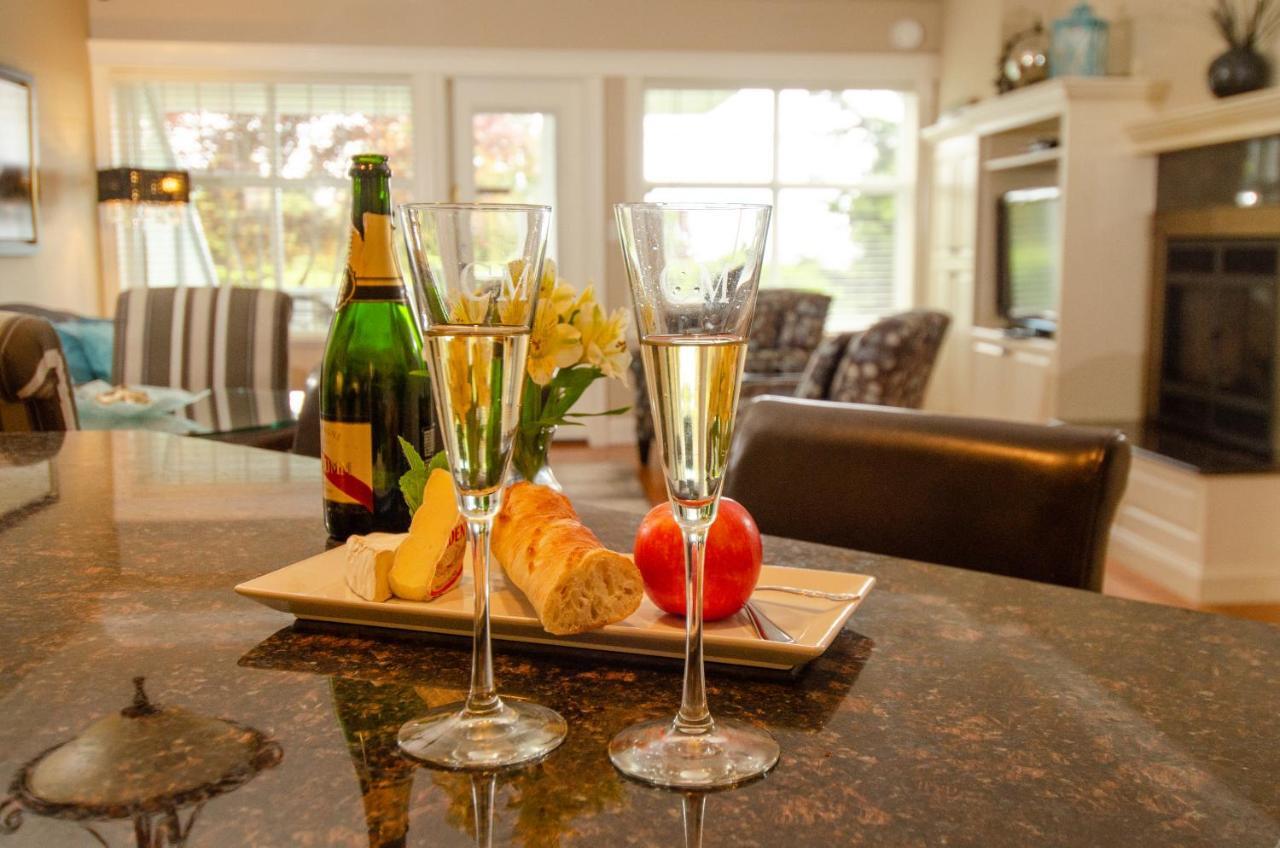 Crown Mansion Boutique Hotel & Villas Qualicum Beach Exteriör bild