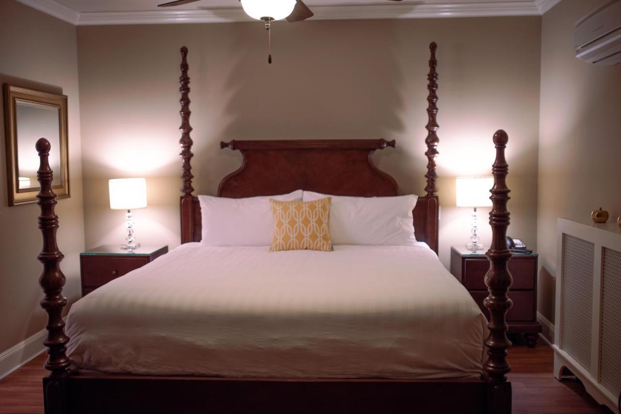 Crown Mansion Boutique Hotel & Villas Qualicum Beach Exteriör bild