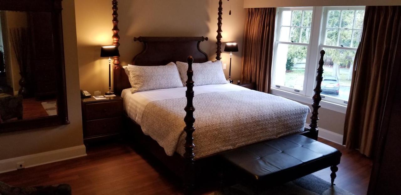 Crown Mansion Boutique Hotel & Villas Qualicum Beach Exteriör bild